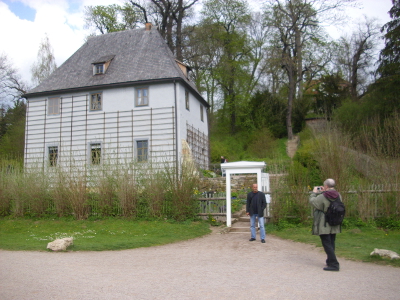 Farbfoto: Goethes Gartenhaus in Weimar im Park an der Ilm am 22. April im Jahre 2012. Fotograf: Bernd Paepcke.