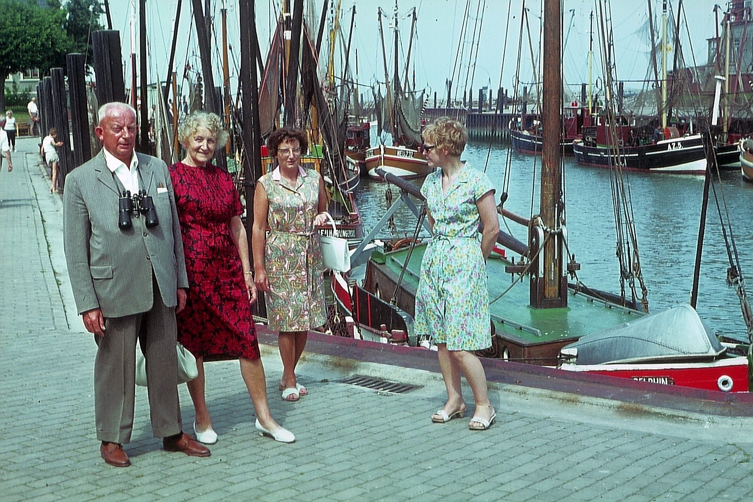 Der Hafen von Neuharlingersiel. Farbphoto.